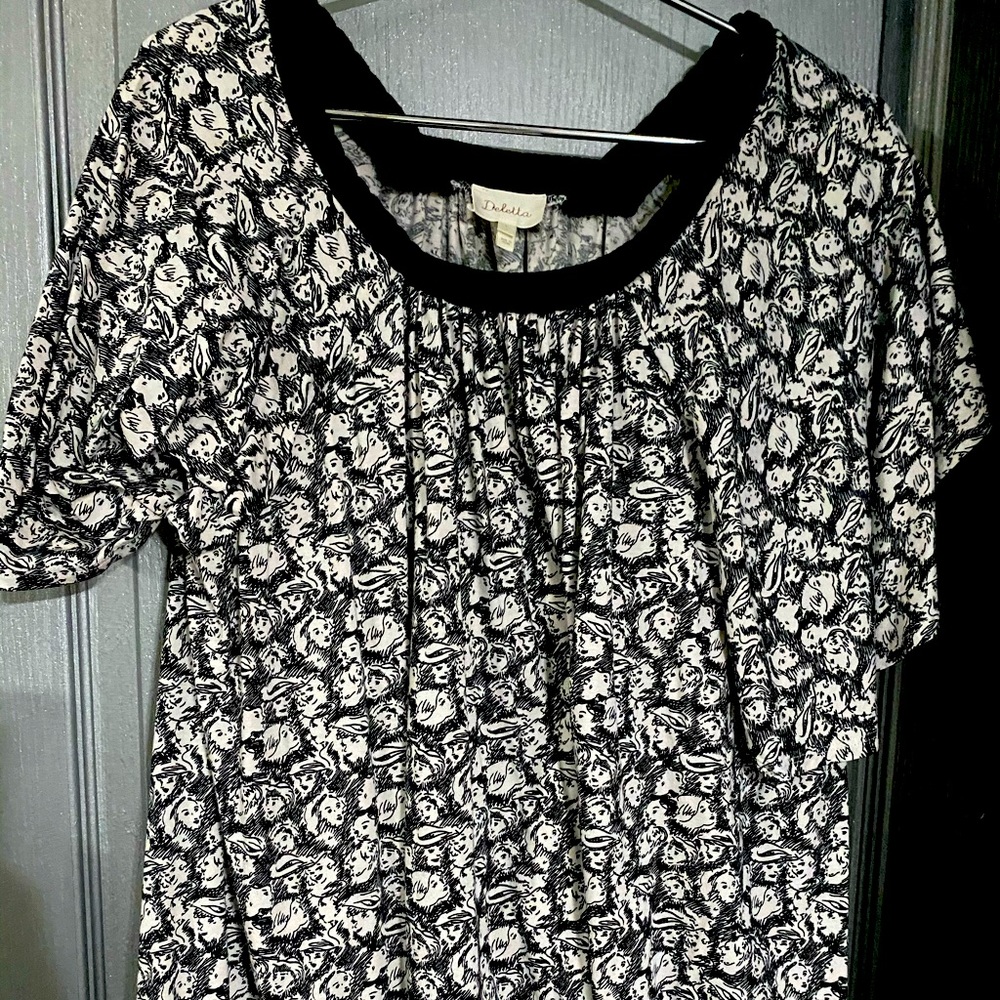Black and white short sleeve top